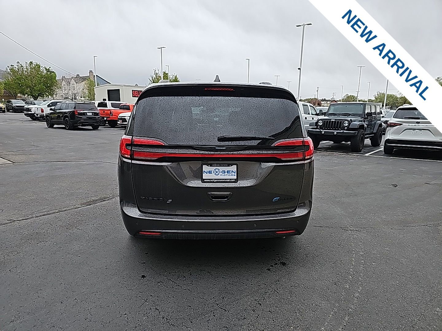 Used 2021 Chrysler Pacifica Limited w/ Uconnect Theater Family Group image 6