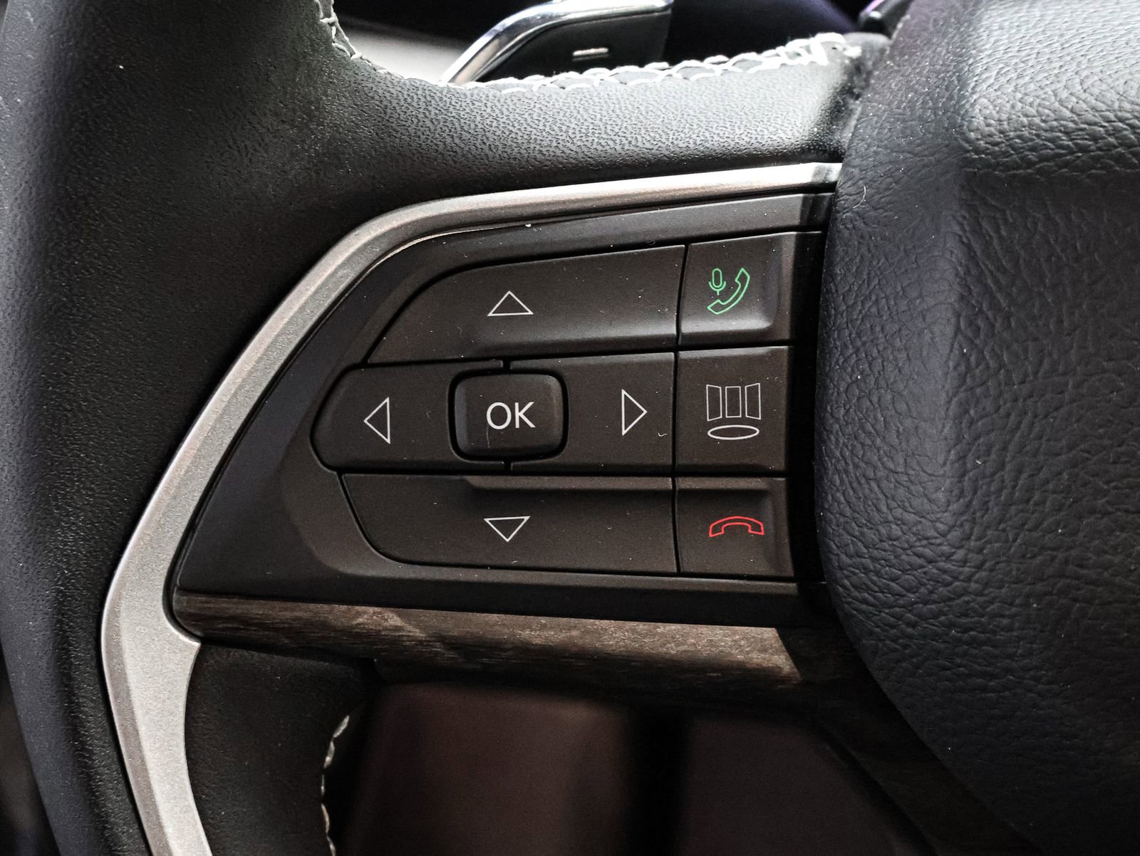 Used 2023 Jeep Grand Cherokee L Limited w/ Black Appearance Package image 34