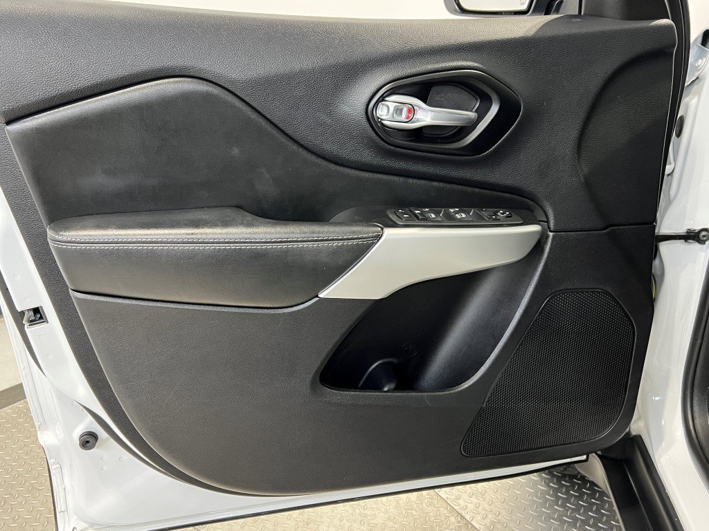 Used 2022 Jeep Cherokee Latitude w/ Sun & Sound Group image 29