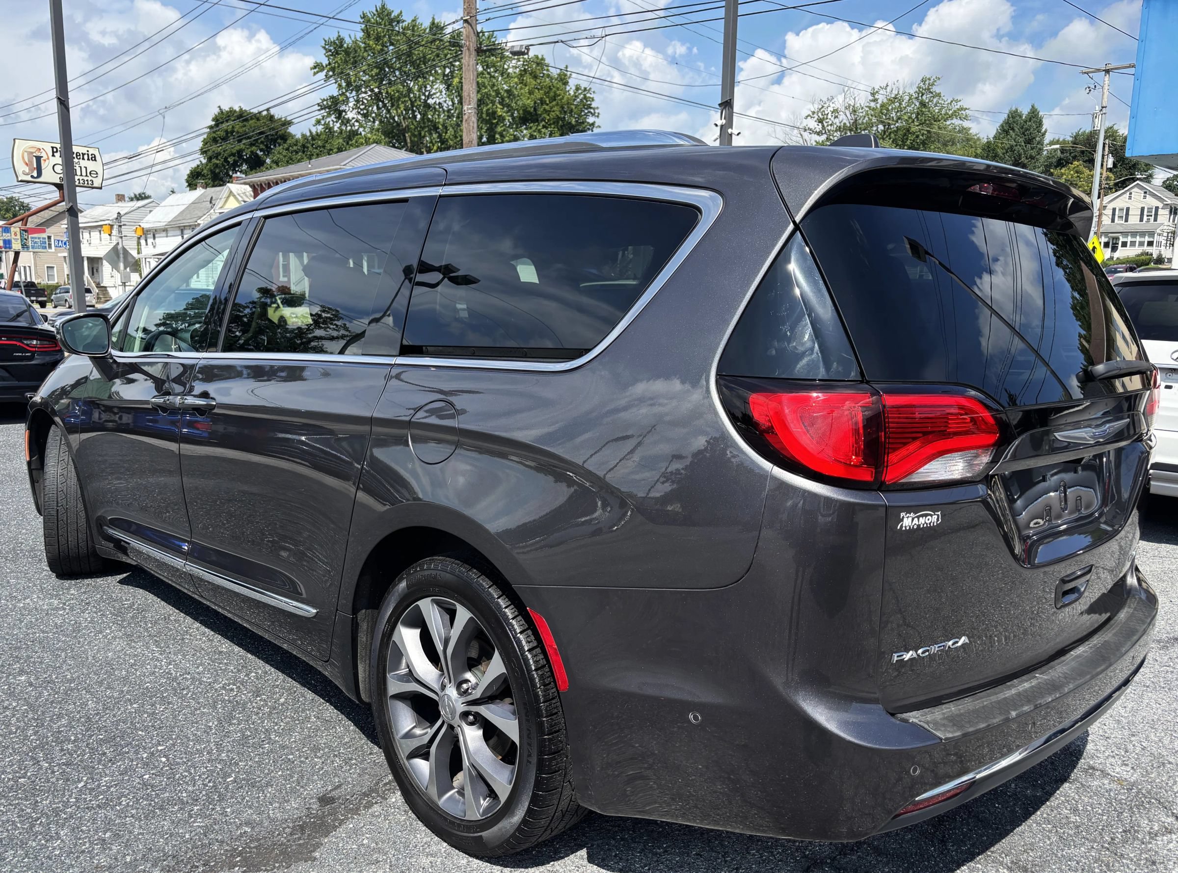 Used 2018 Chrysler Pacifica Limited w/ Advanced Safetytec Group FWD image 4