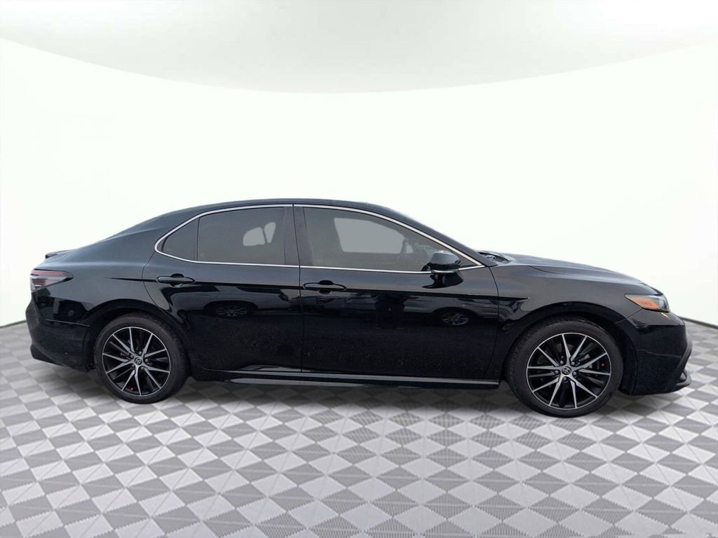Used 2022 Toyota Camry SE image 2