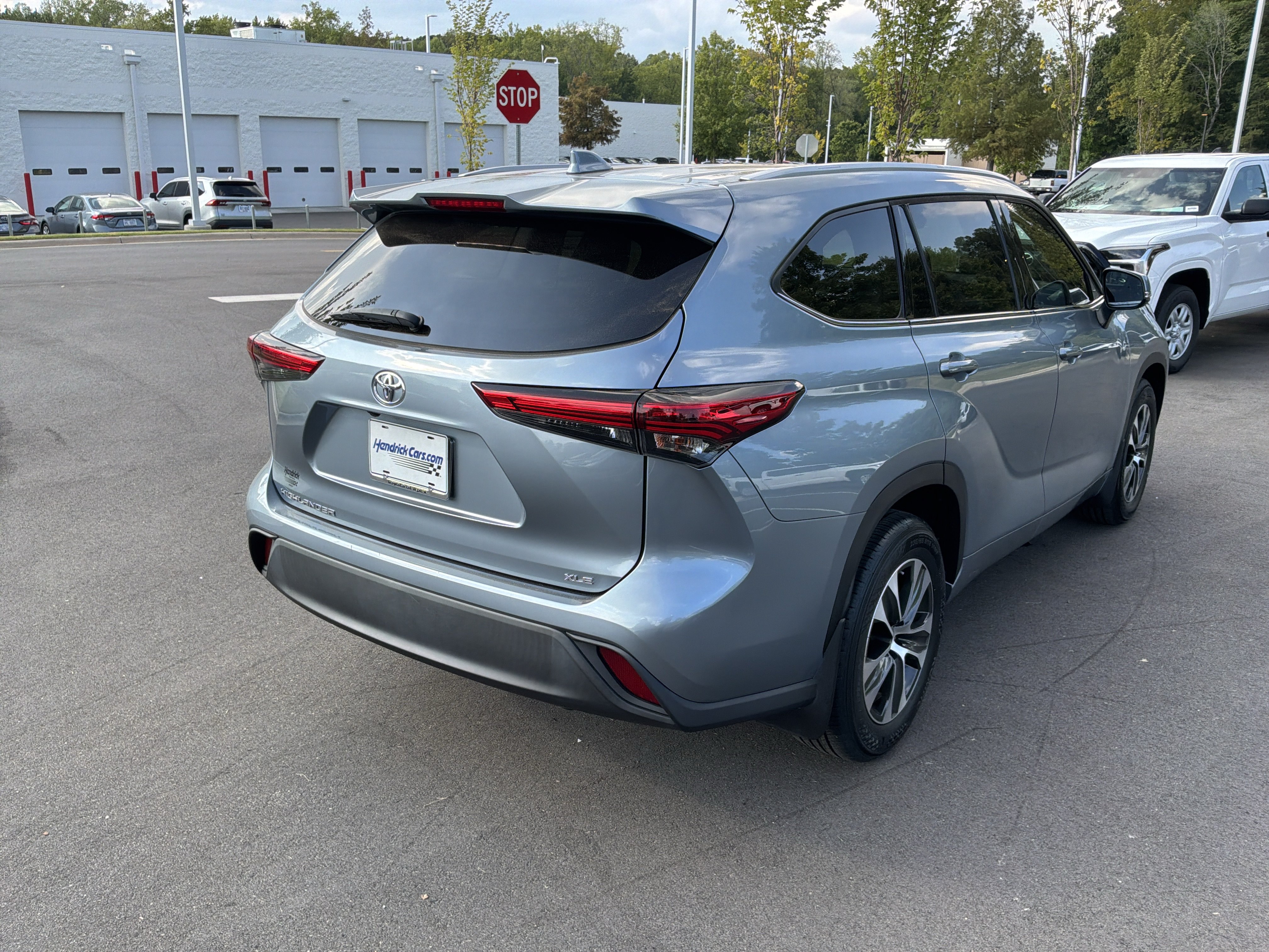 Used 2022 Toyota Highlander XLE FWD image 10