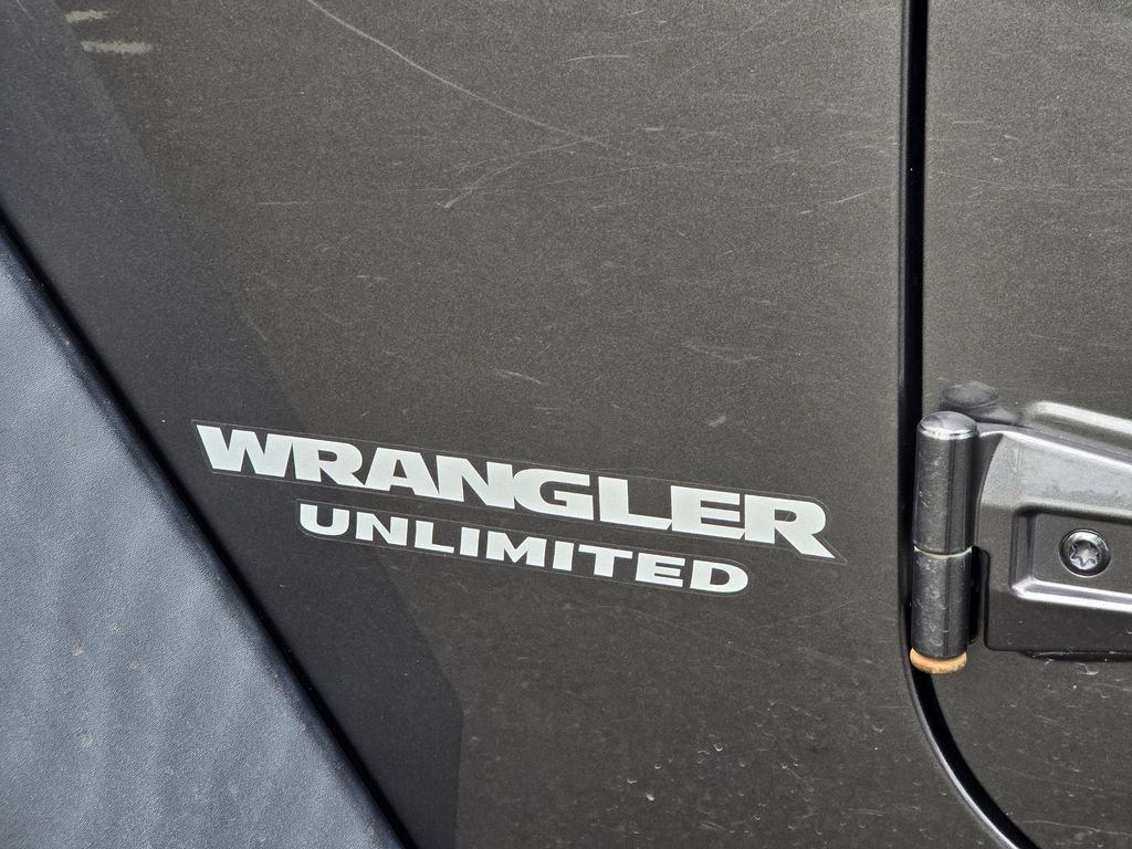 Used 2017 Jeep Wrangler Unlimited Rubicon w/ Connectivity Group AWD/4WD image 12