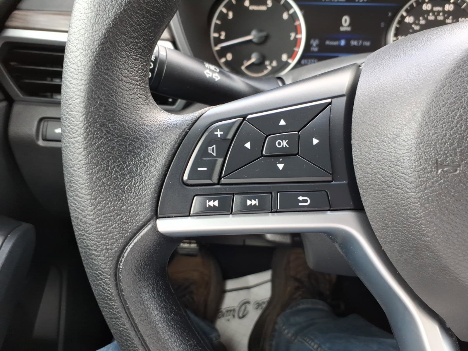 Used 2025 Nissan Altima 2.5 SV FWD image 15