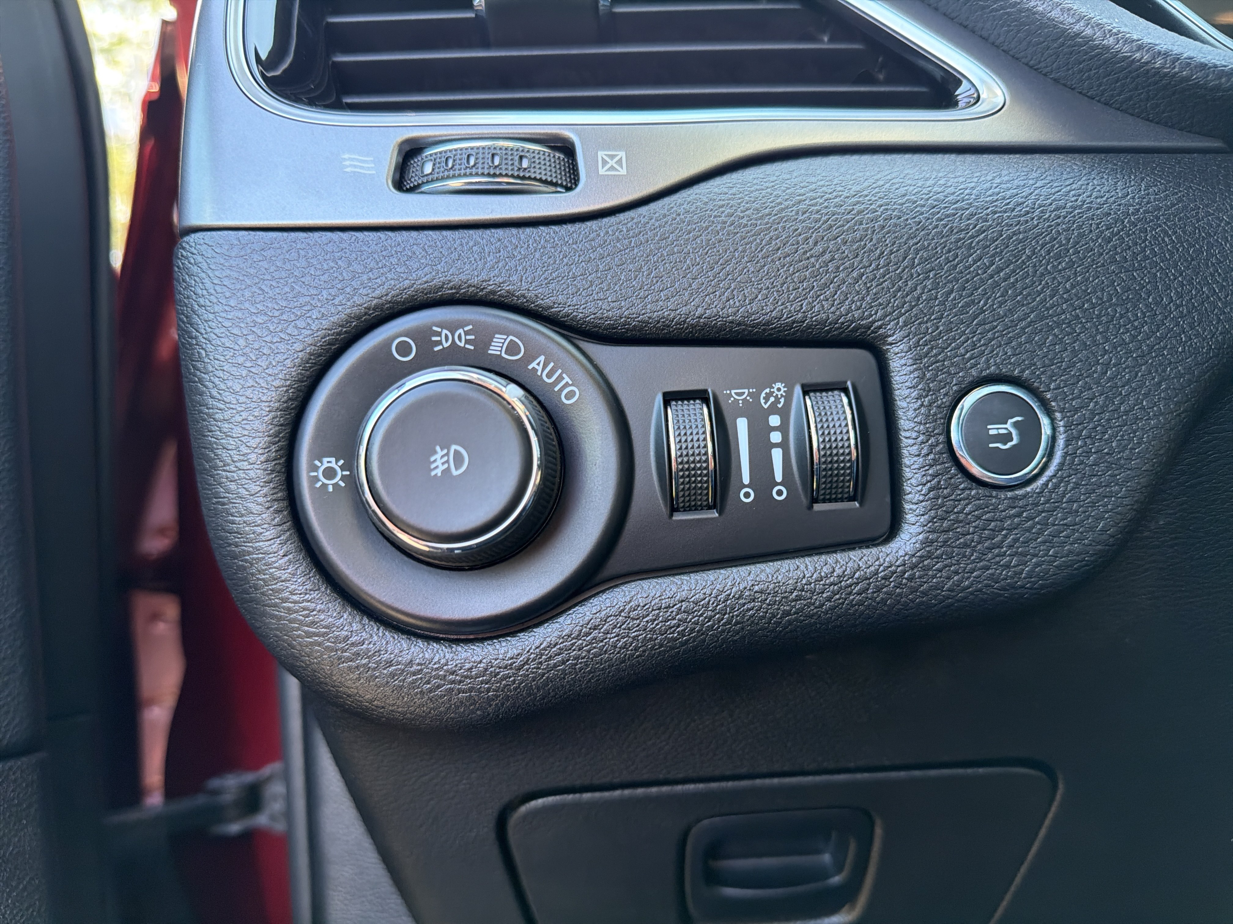 Used 2021 Jeep Cherokee Limited w/ Mopar Interior Package AWD/4WD image 13