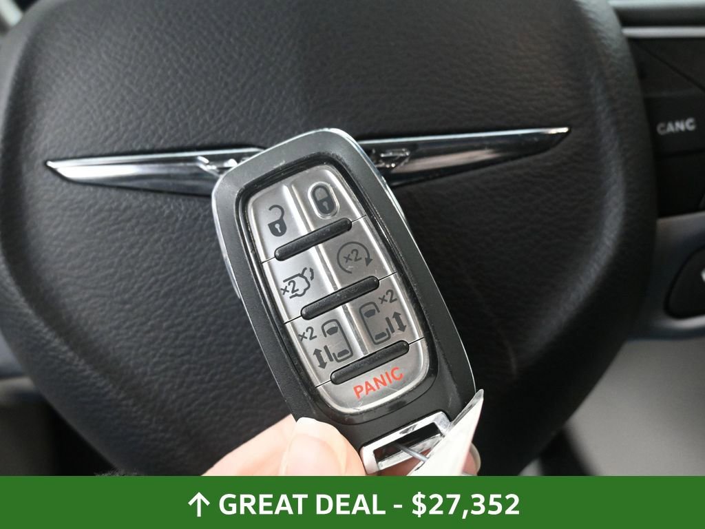 Used 2024 Chrysler Pacifica Touring-L image 39