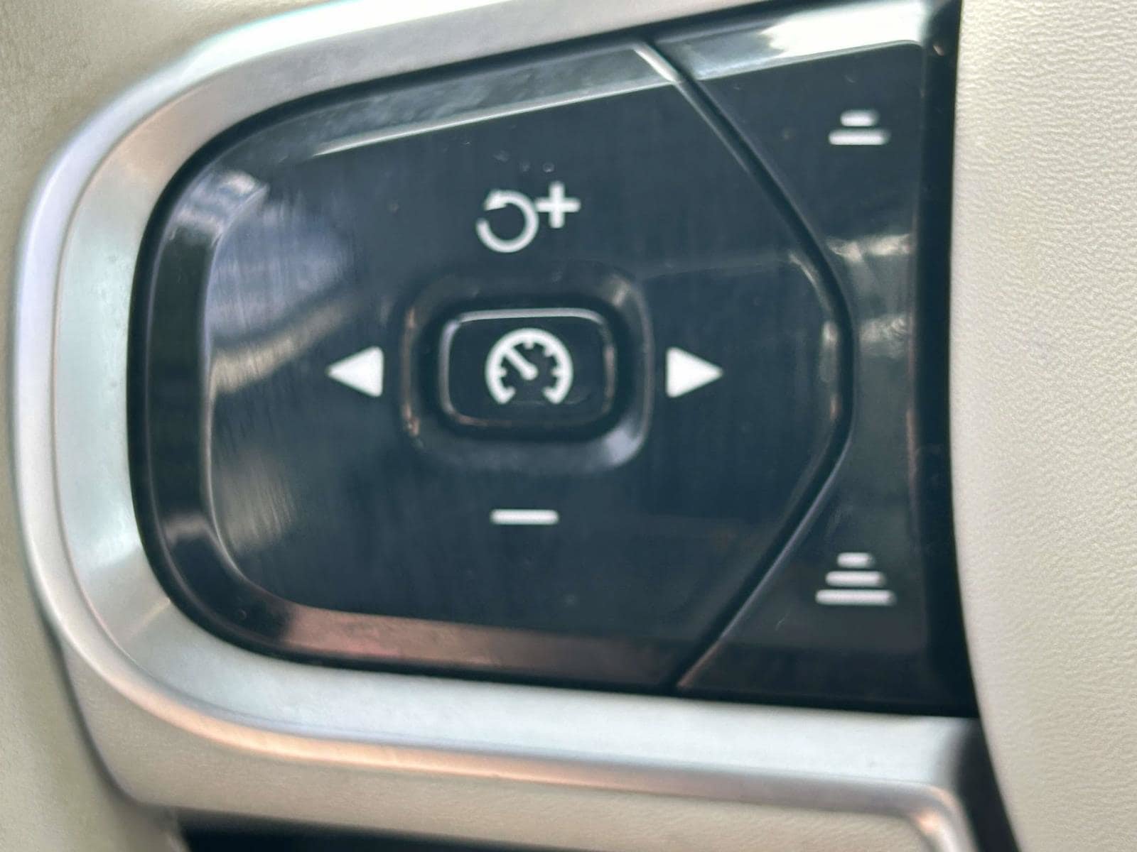Certified 2023 Volvo XC60 B5 Core AWD/4WD image 22