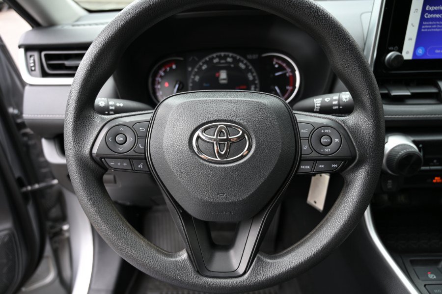 Used 2023 Toyota RAV4 LE AWD/4WD image 17