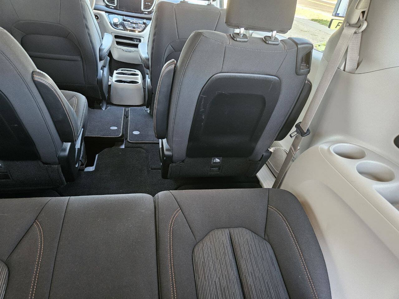 Used 2017 Chrysler Pacifica Touring FWD image 8