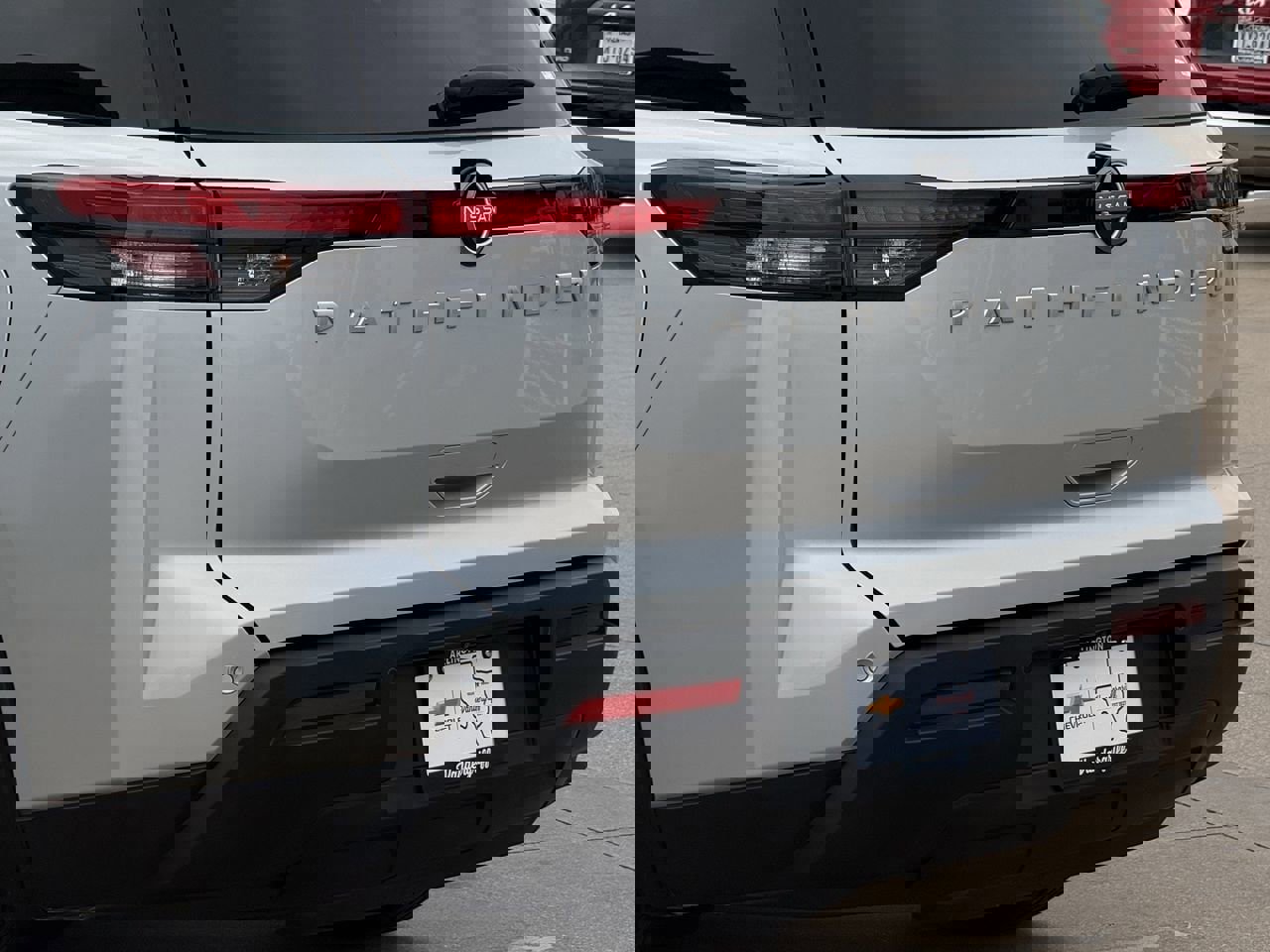 Used 2025 Nissan Pathfinder SV image 6