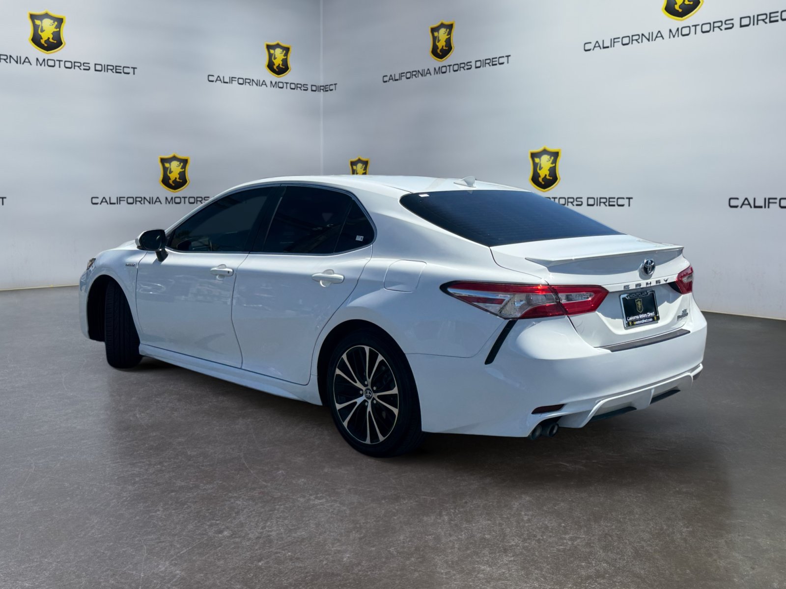 Used 2020 Toyota Camry SE w/ Sunroof Package FWD image 3