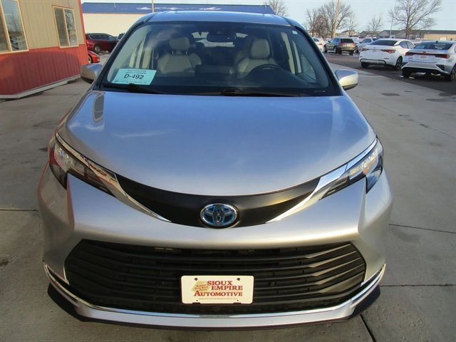 Used 2023 Toyota Sienna XLE AWD/4WD image 4