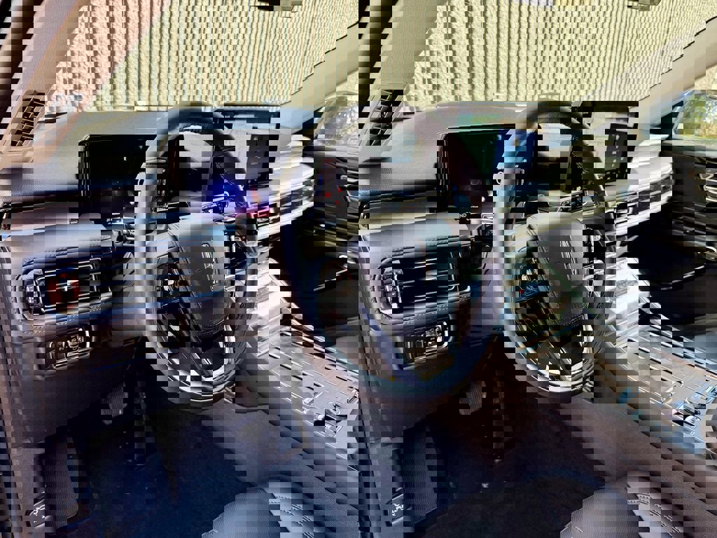 New 2025 Lincoln Aviator AWD w/ Jet Appearance Package image 9