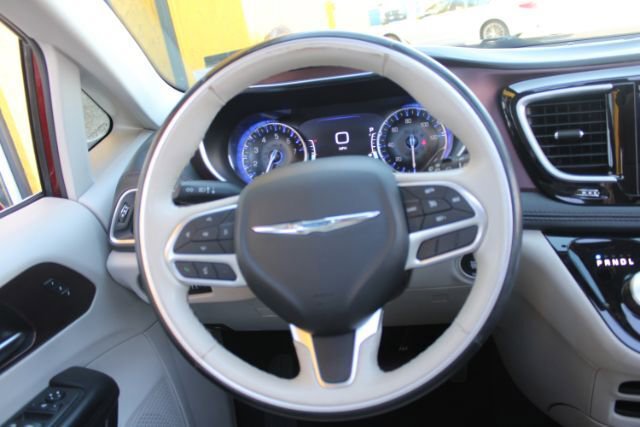 Used 2020 Chrysler Pacifica Limited FWD image 16