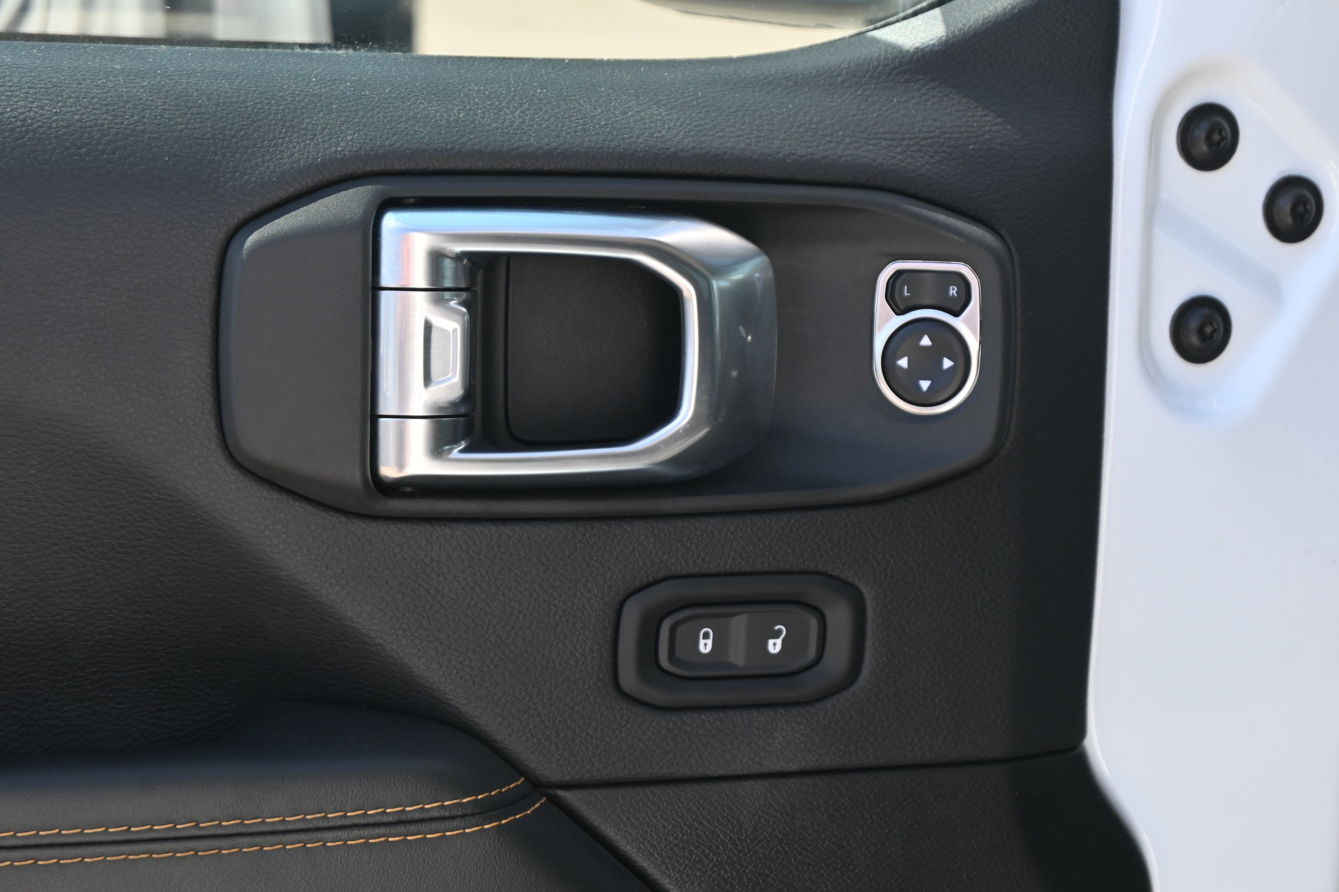Used 2025 Jeep Wrangler Unlimited Sahara AWD/4WD image 15