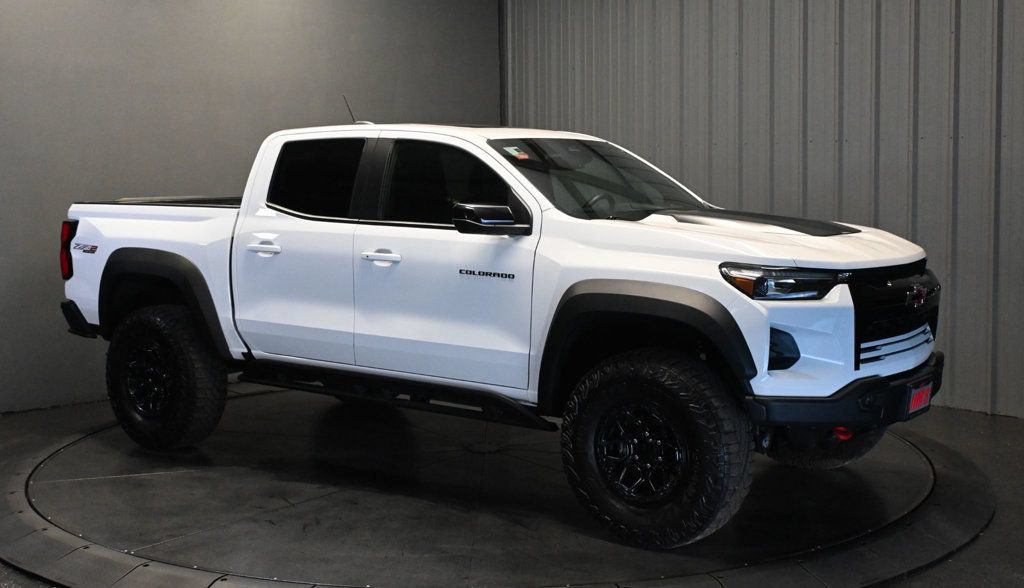 Used 2024 Chevrolet Colorado ZR2 AWD/4WD image 3