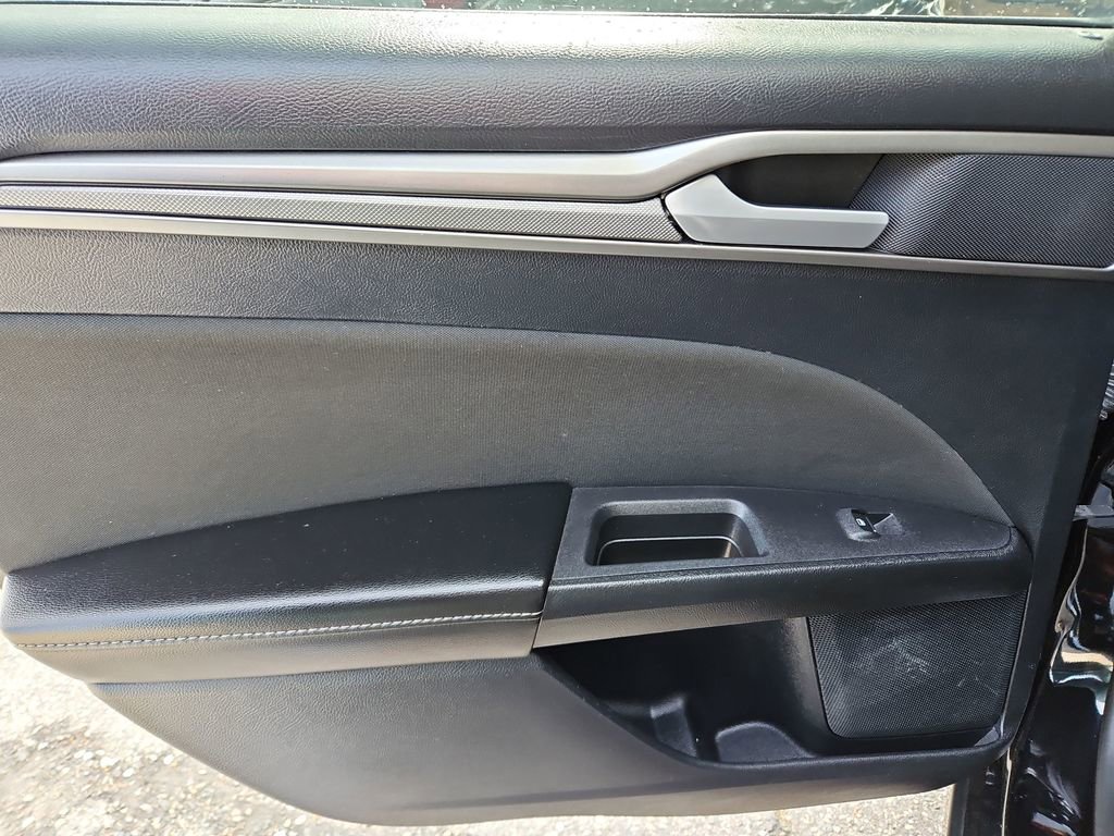 Used 2020 Ford Fusion SE image 30