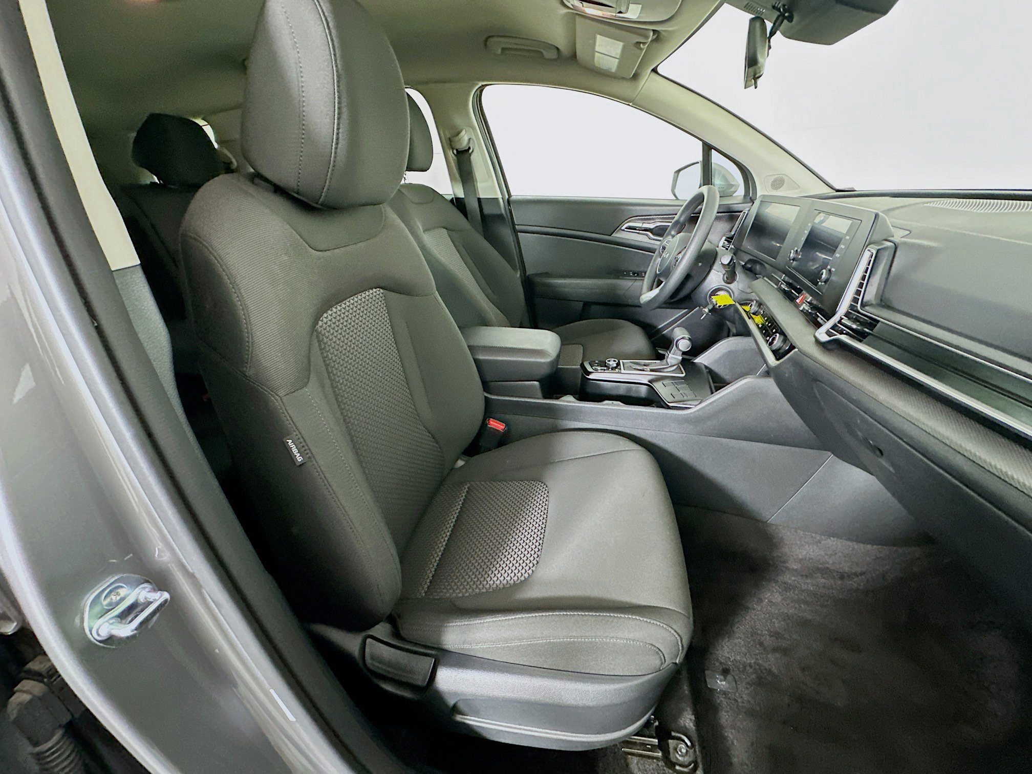 Used 2025 Kia Sportage LX image 29