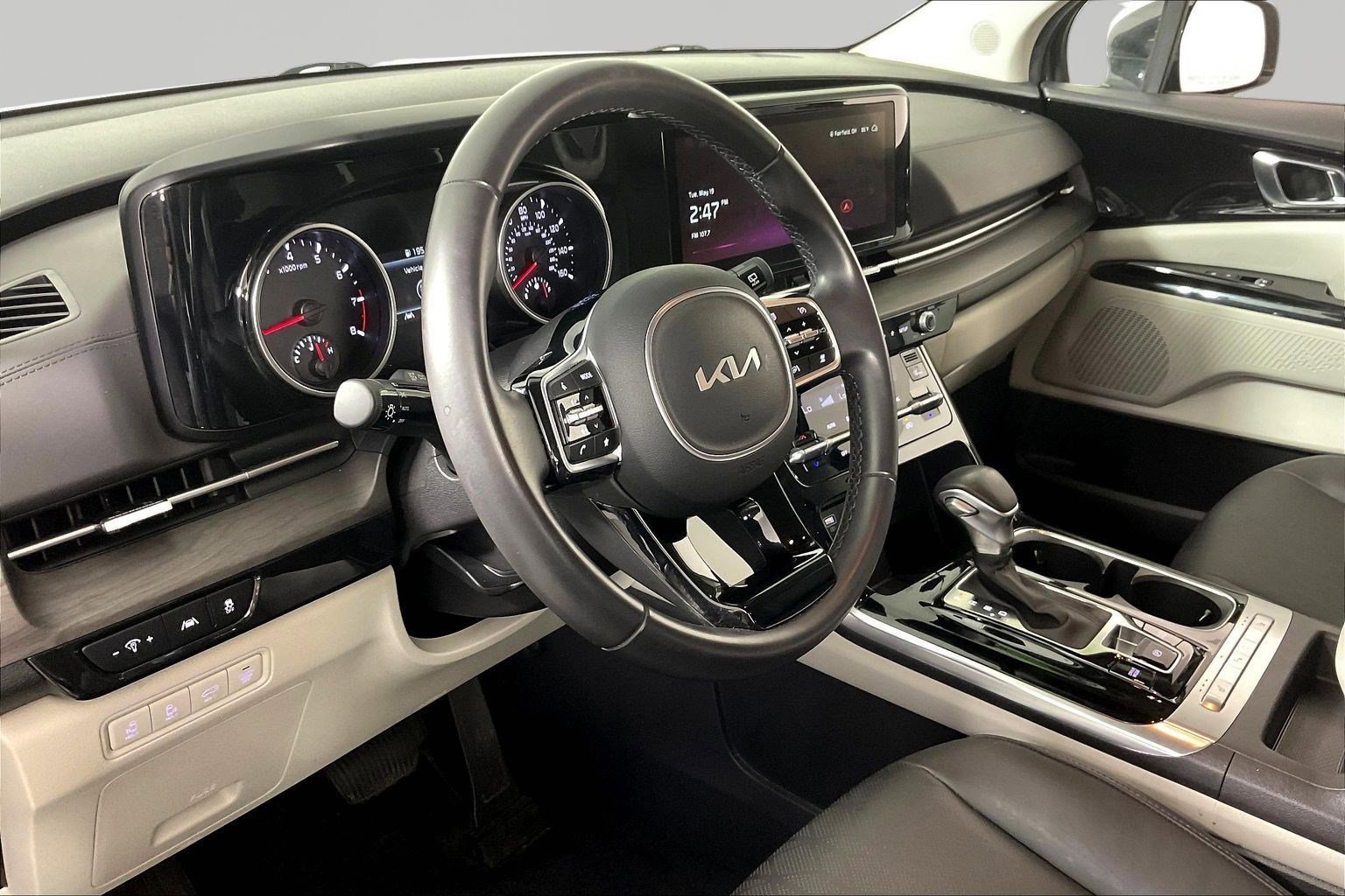 Used 2024 Kia Carnival EX FWD image 17