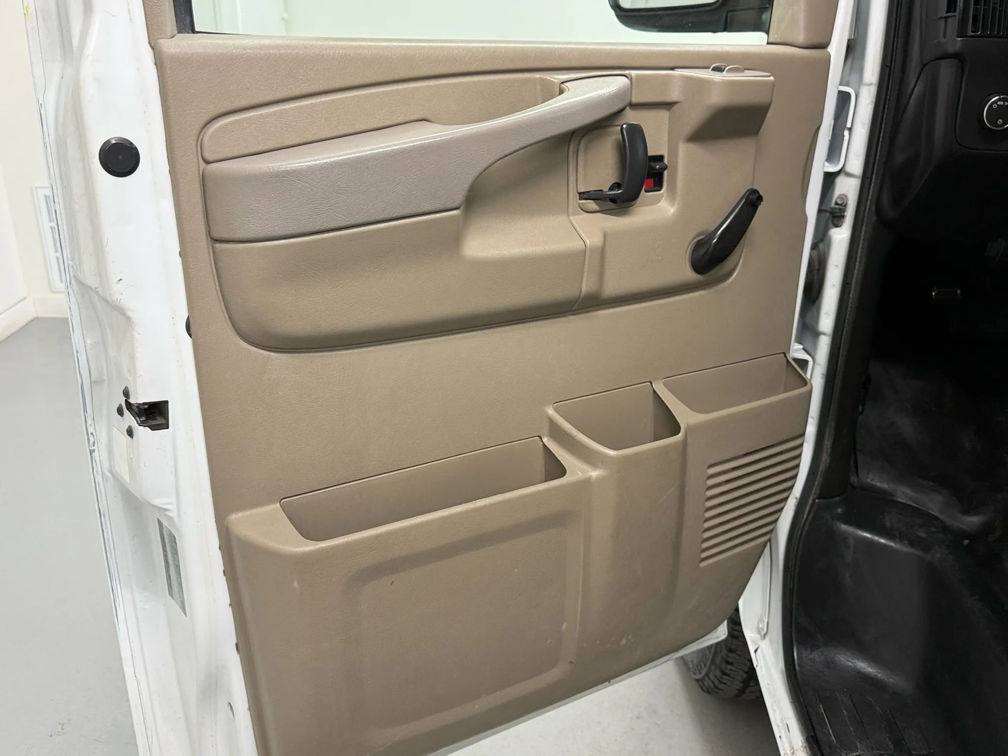 Used 2013 Chevrolet Express 3500 LS image 31