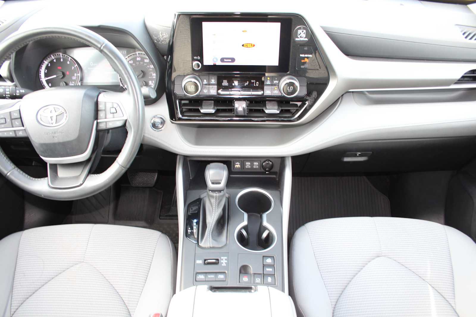 Used 2023 Toyota Highlander LE AWD/4WD image 30