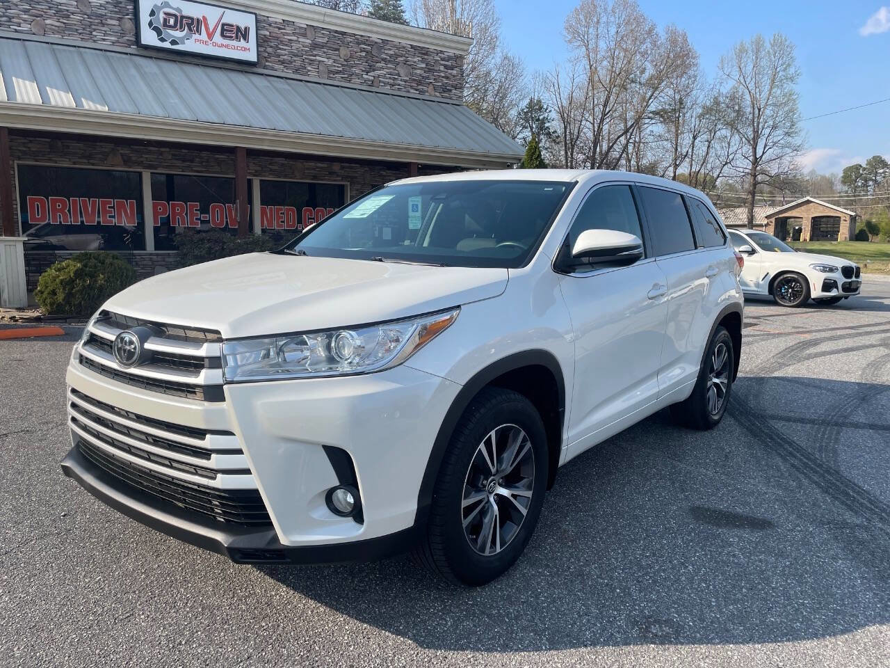 Used 2017 Toyota Highlander Plus AWD/4WD image 4