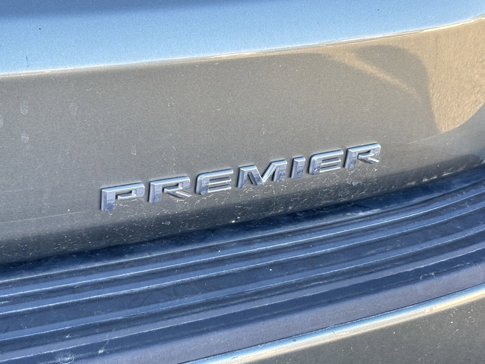 Used 2023 Chevrolet Suburban Premier image 4