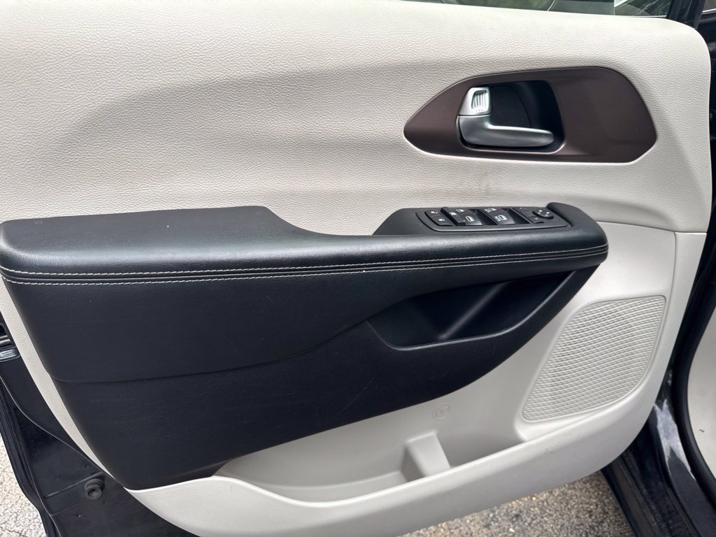 Used 2020 Chrysler Voyager Lxi FWD image 20