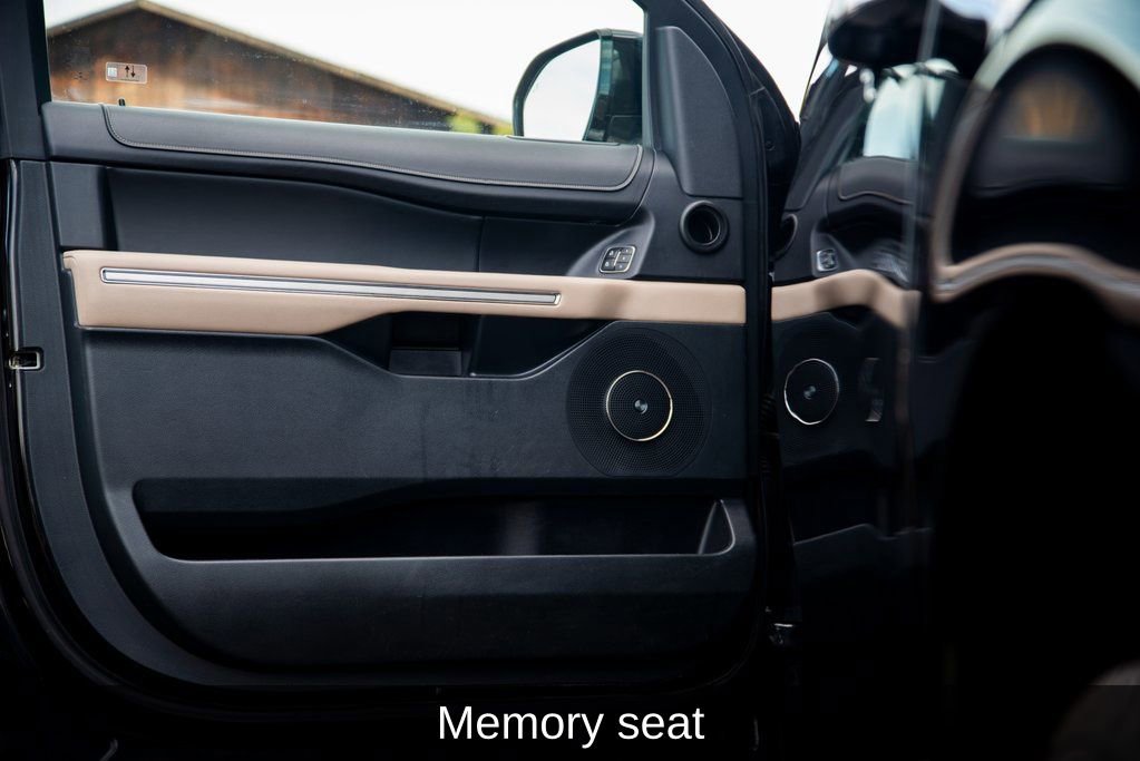 Used 2022 Ford Expedition Max Limited image 11