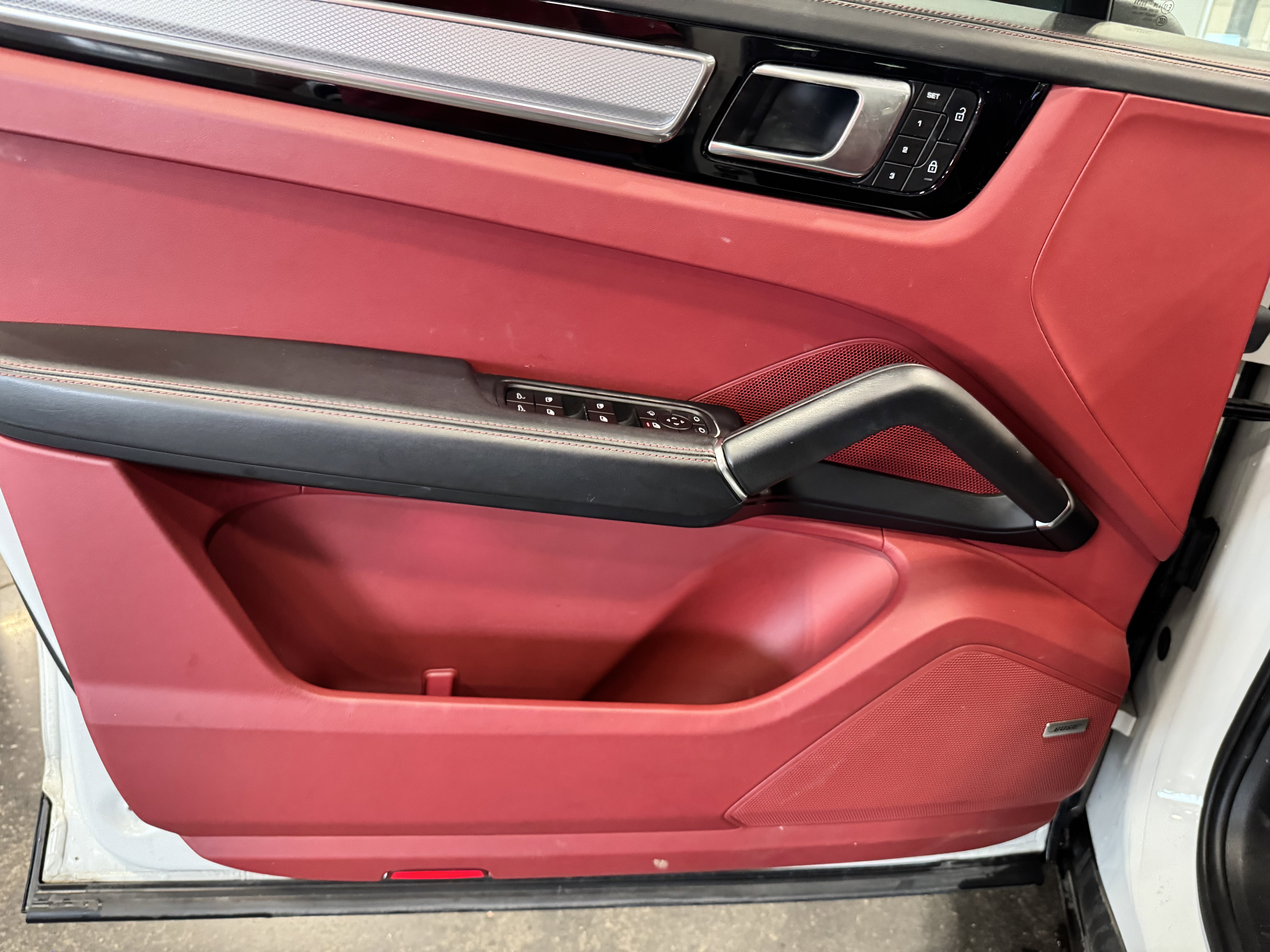 Used 2022 Porsche Cayenne Coupe image 32