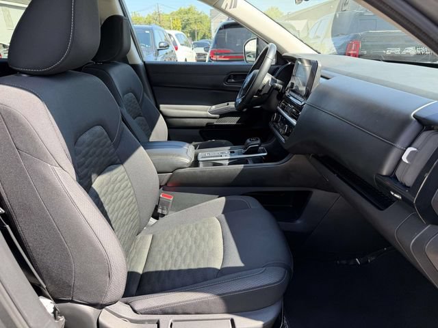 Used 2025 Nissan Pathfinder SV FWD image 12