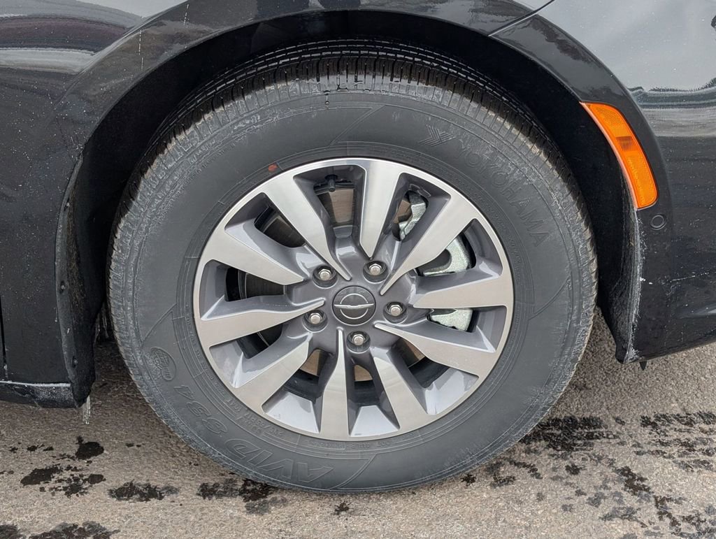 Used 2023 Chrysler Pacifica Limited image 20