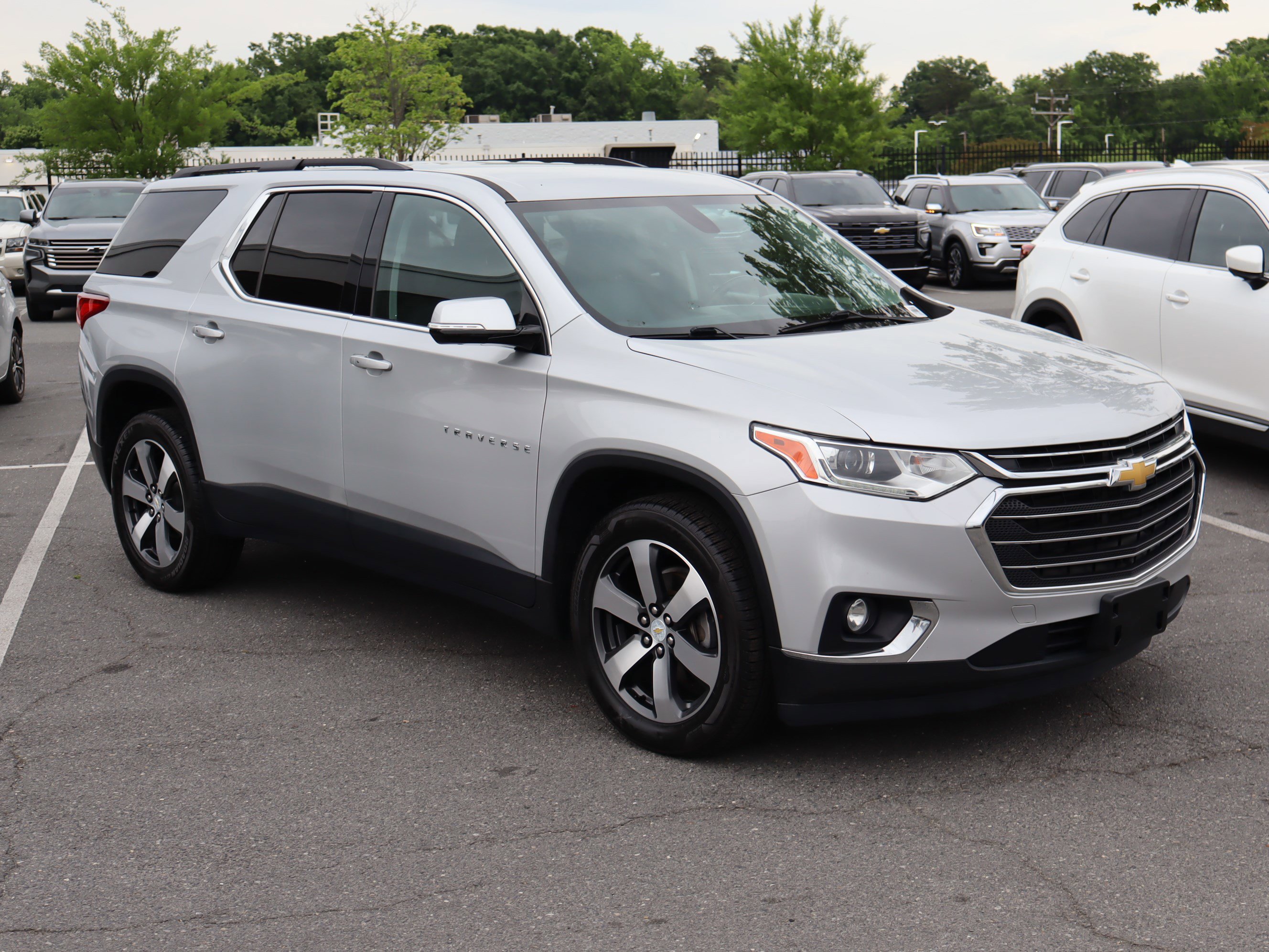 Used 2019 Chevrolet Traverse LT w/ LT Premium Package FWD image 2