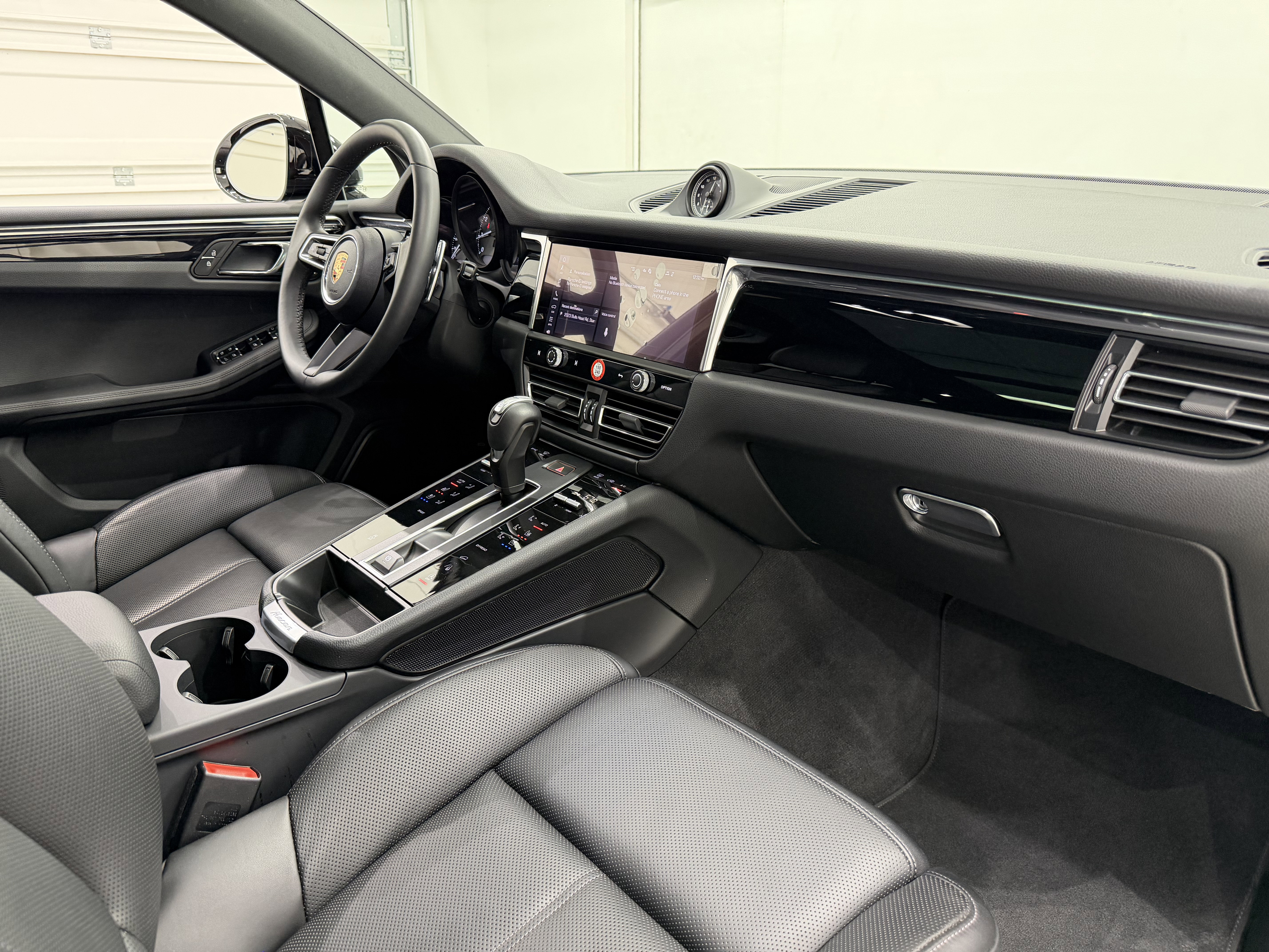 Certified 2025 Porsche Macan AWD/4WD image 24