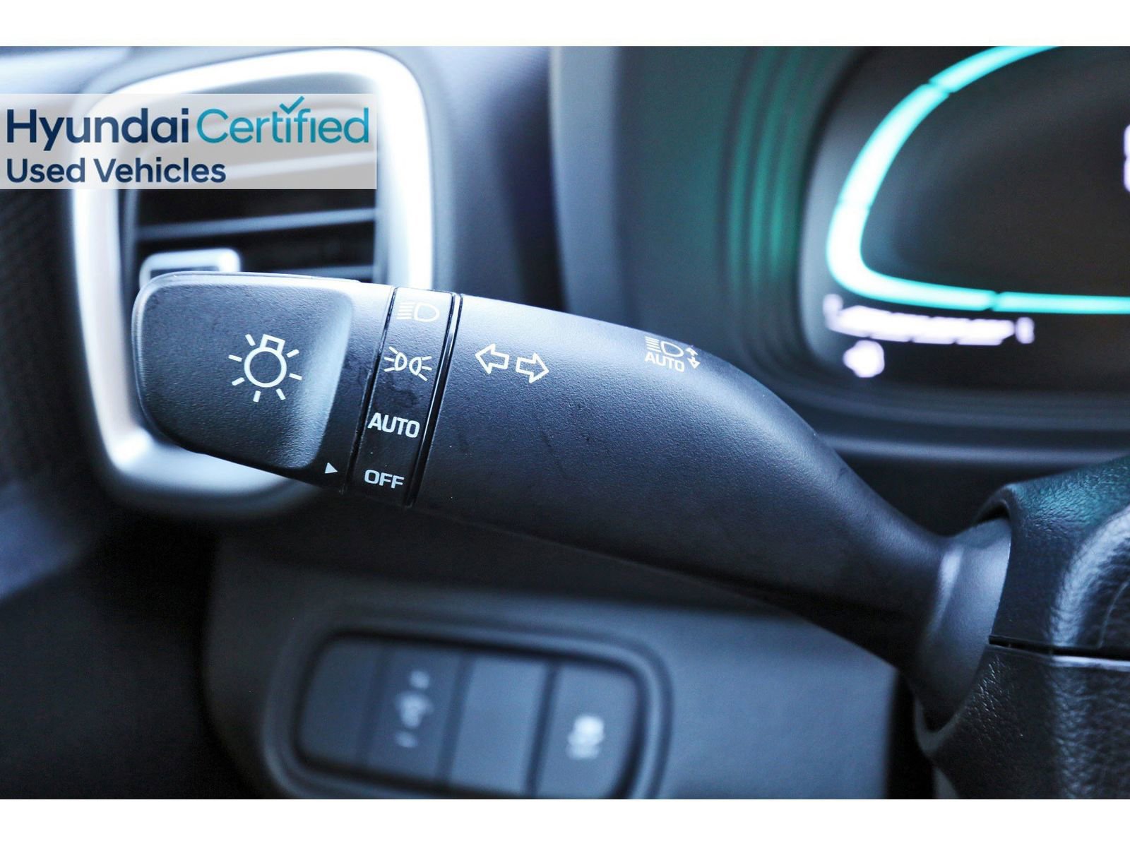 Certified 2025 Hyundai Venue SE image 19