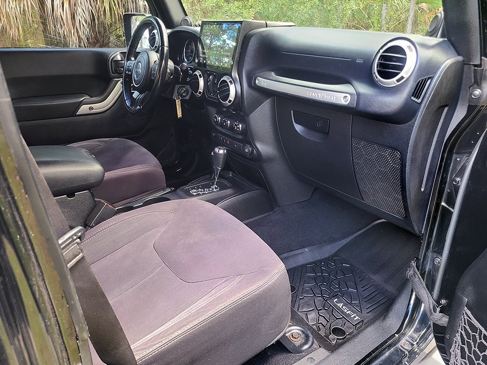 Used 2013 Jeep Wrangler Unlimited Sahara w/ Dual Top Group AWD/4WD image 13
