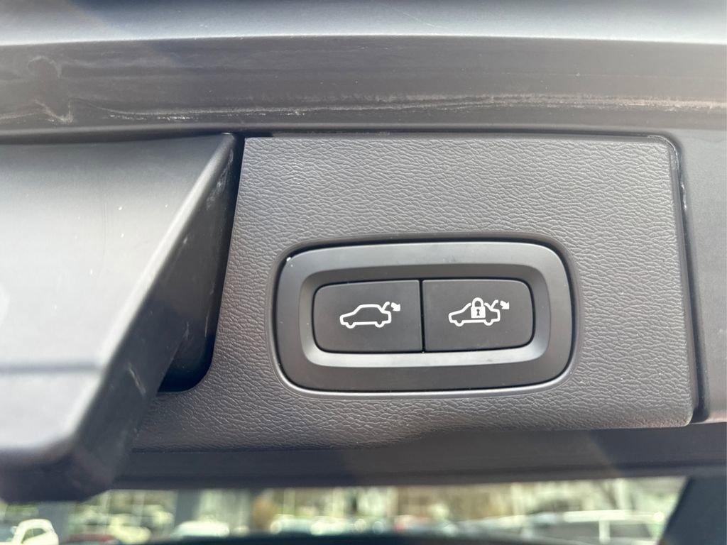 Used 2018 Volvo XC60 T5 R-Design w/ Convenience Package image 14