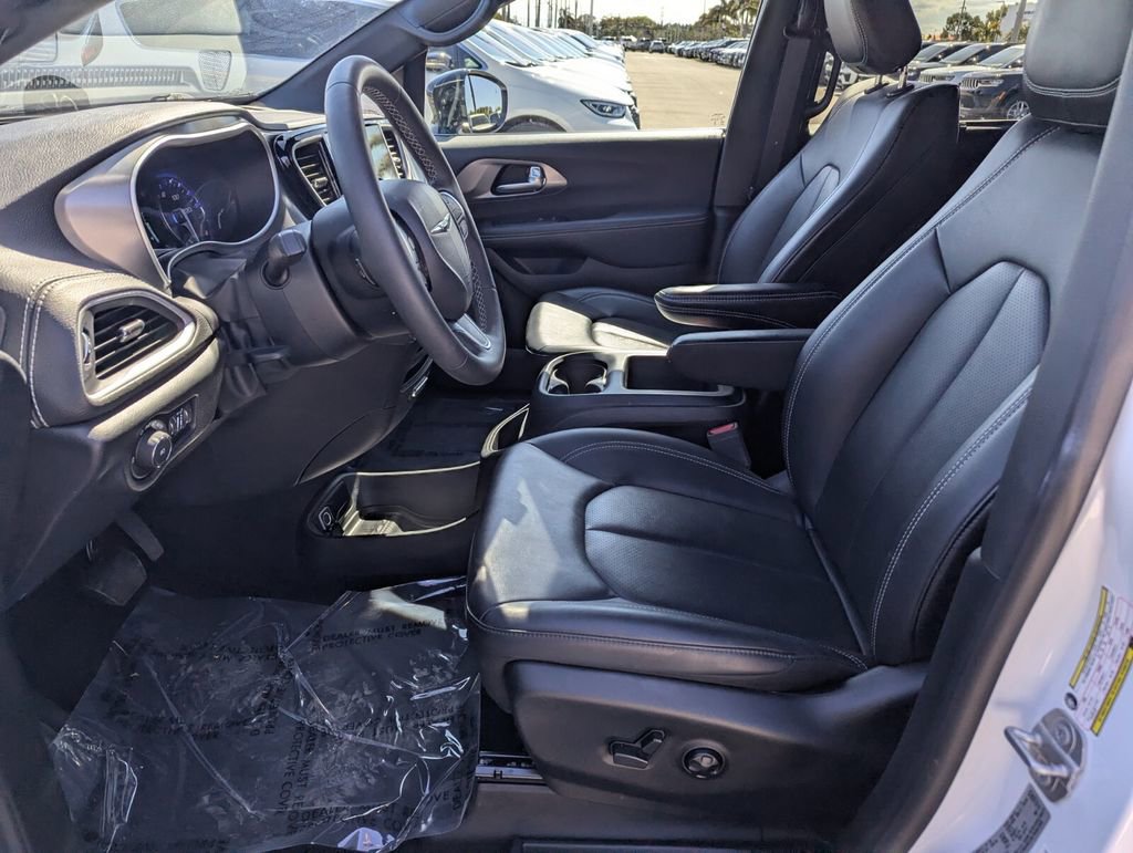Used 2025 Chrysler Pacifica Select image 24