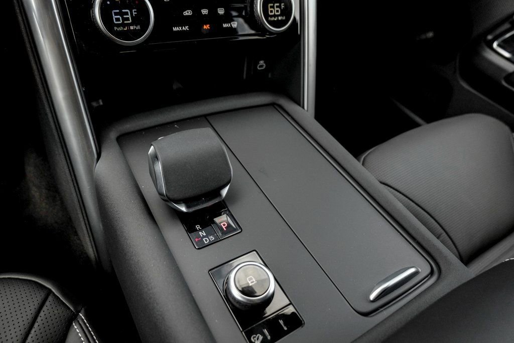 Used 2025 Land Rover Discovery Metropolitan Edition image 14