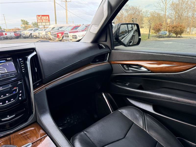 Used 2017 Cadillac Escalade Luxury AWD/4WD image 25