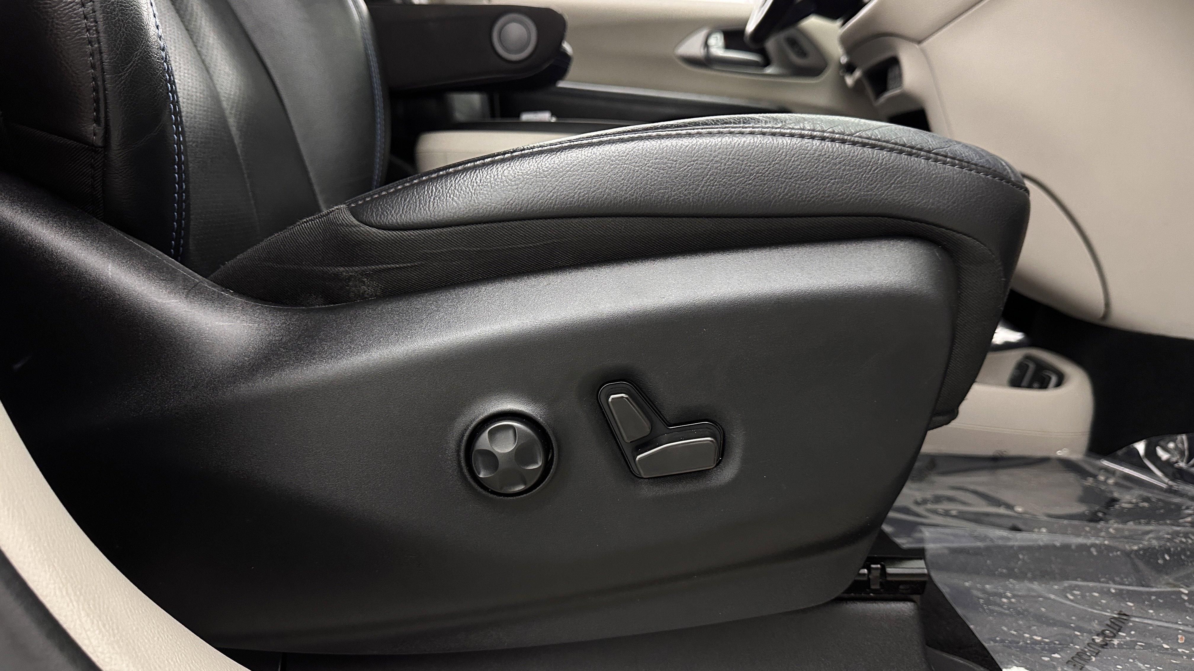 Used 2021 Chrysler Pacifica Touring-L FWD image 37