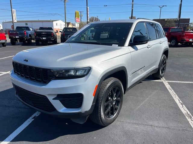 Used 2024 Jeep Grand Cherokee Altitude AWD/4WD image 3