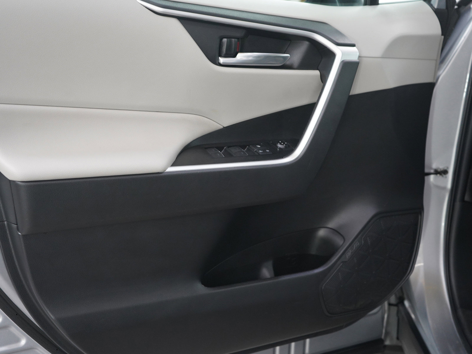 Used 2022 Toyota RAV4 XLE image 19