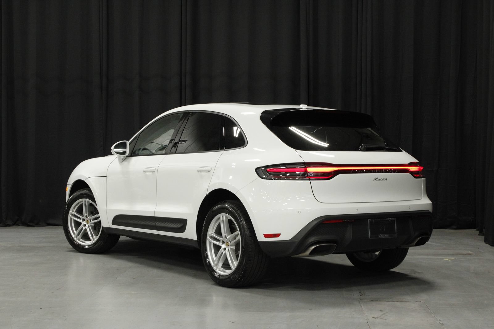 Certified 2025 Porsche Macan AWD/4WD image 3