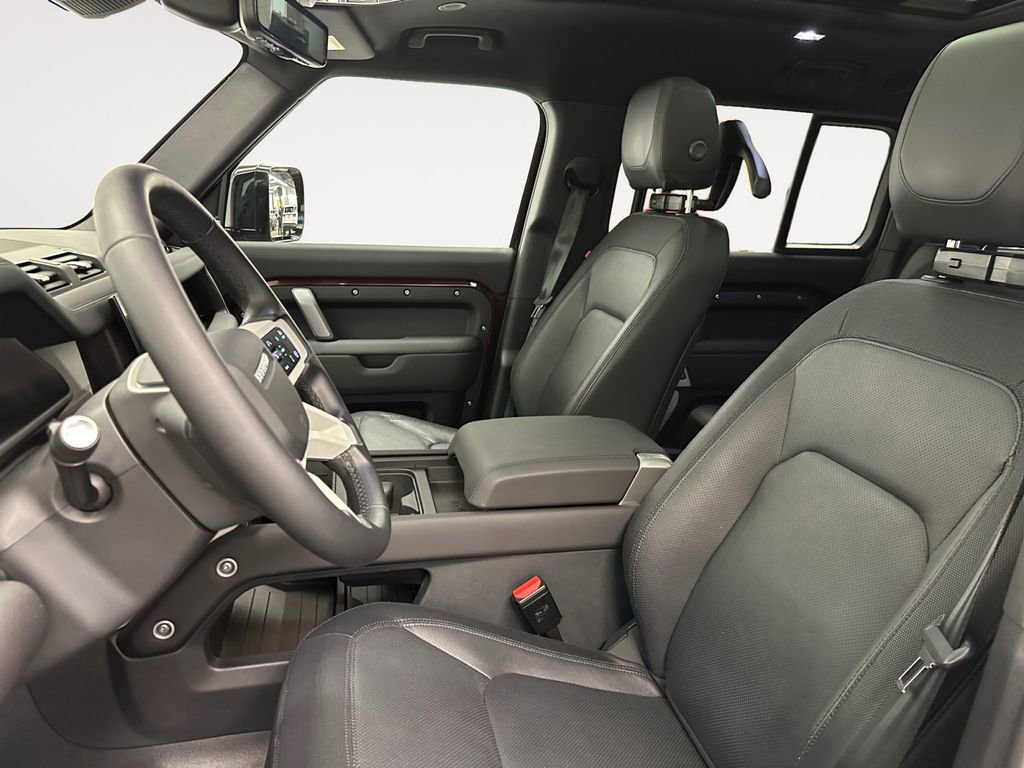 Used 2024 Land Rover Defender 130 X-Dynamic SE image 8