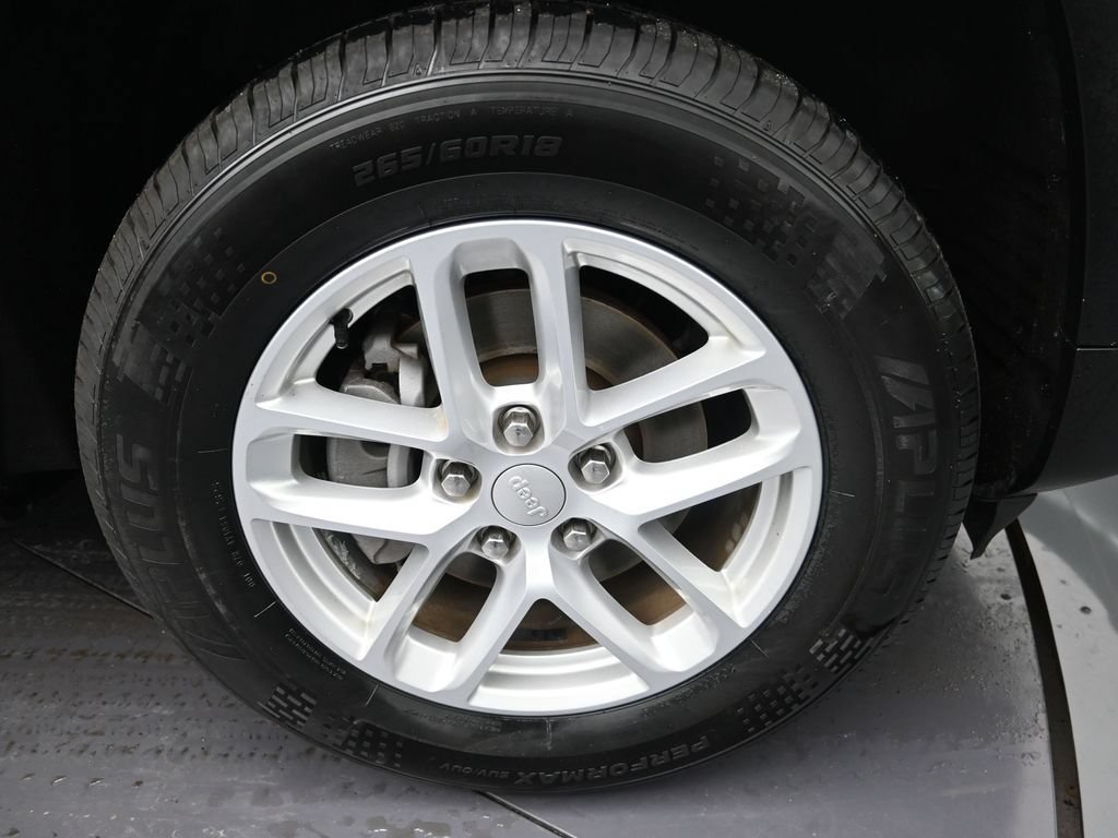 Used 2023 Jeep Grand Cherokee Laredo AWD/4WD image 9