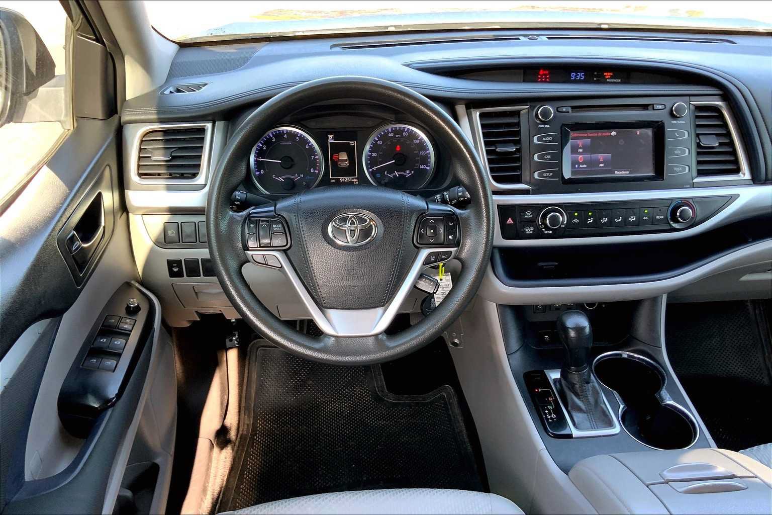 Used 2019 Toyota Highlander LE FWD image 6