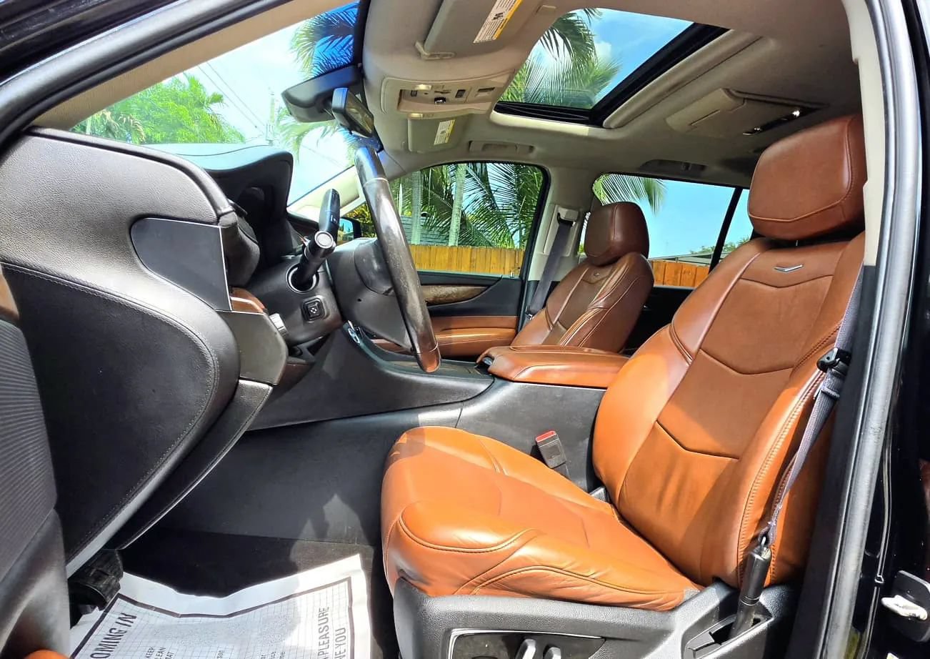 Used 2017 Cadillac Escalade ESV Luxury AWD/4WD image 4