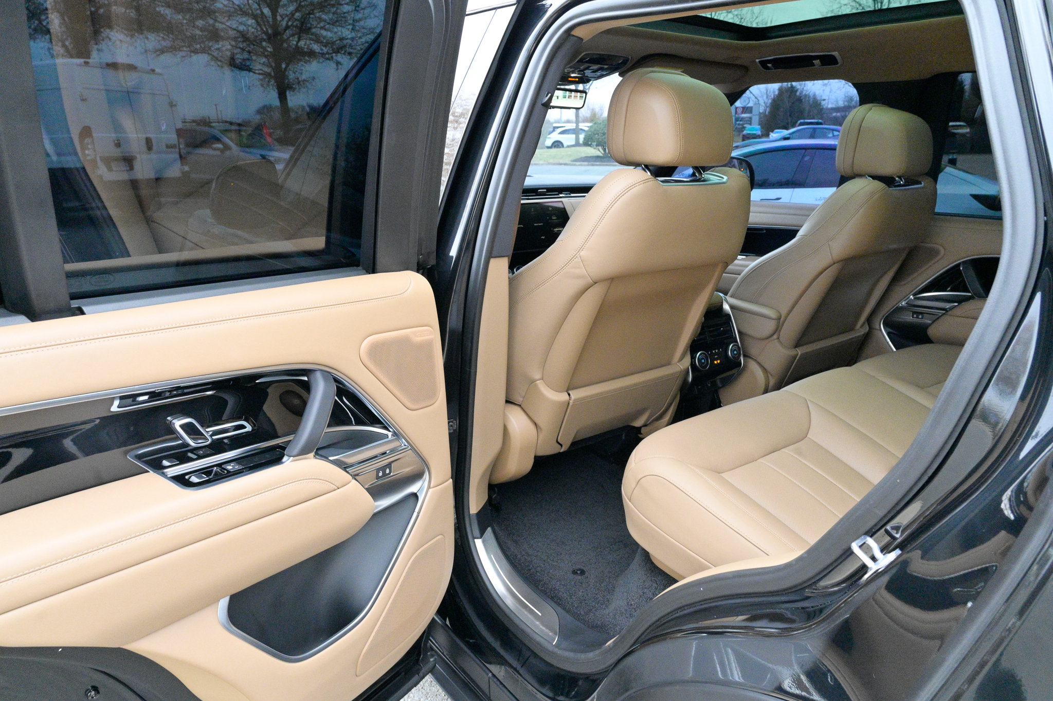 Used 2023 Land Rover Range Rover SE image 37