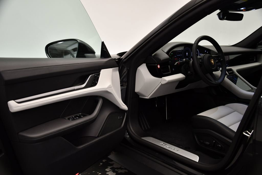 Used 2025 Porsche Taycan image 37